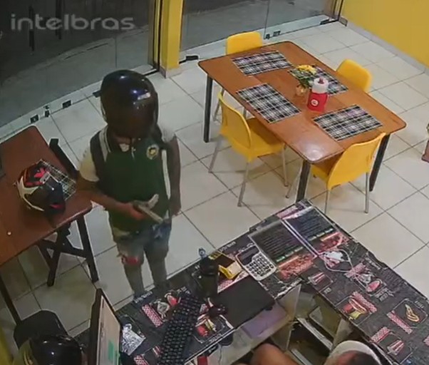 Dupla invade pastelaria e toca o terror durante assalto na Cidade Nova