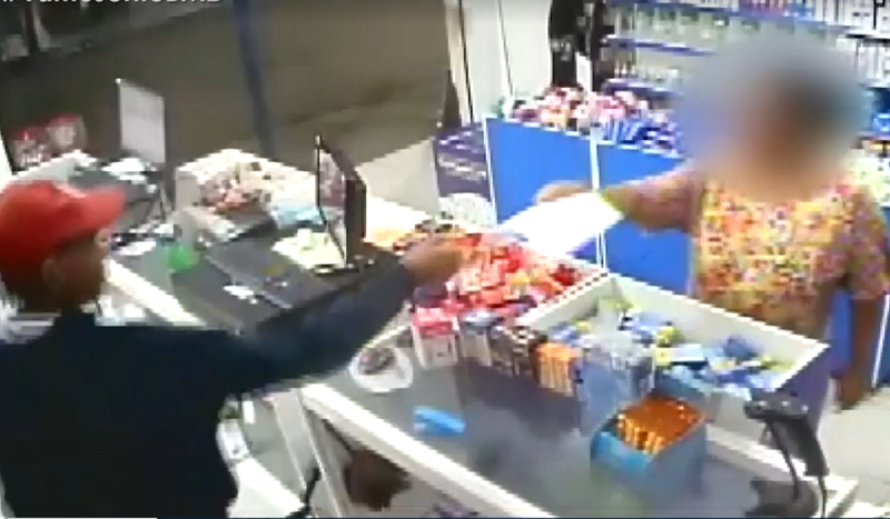 Sem saber de assalto, mulher entrega receita para criminoso em farmácia 