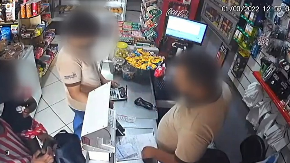 Câmera flagra homem assaltando padaria com criança no colo 
