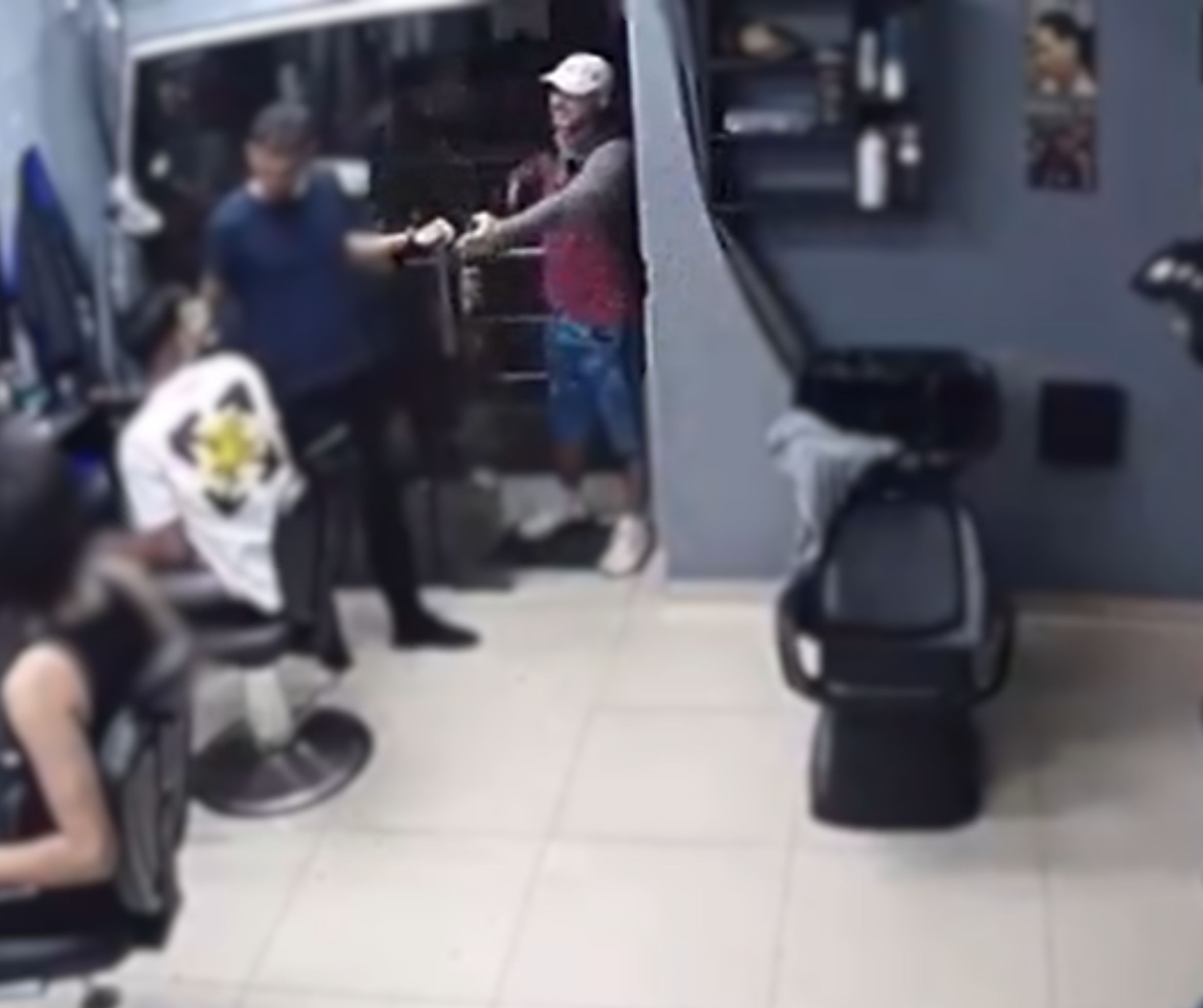 Criminoso e comparsa são presos após assalto em barbearia em Manaus