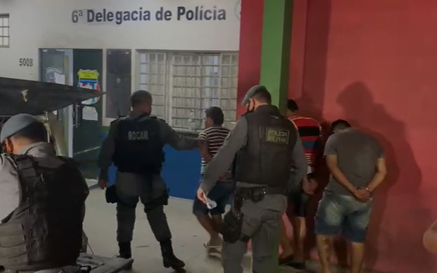 Celular roubado toca durante abordagem policial e trio é preso em Manaus