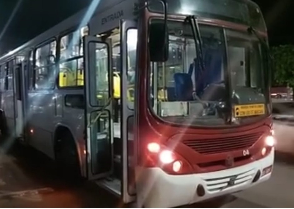 Homem foge e deixa mulher apanhar em assalto frustrado a ônibus de Manaus