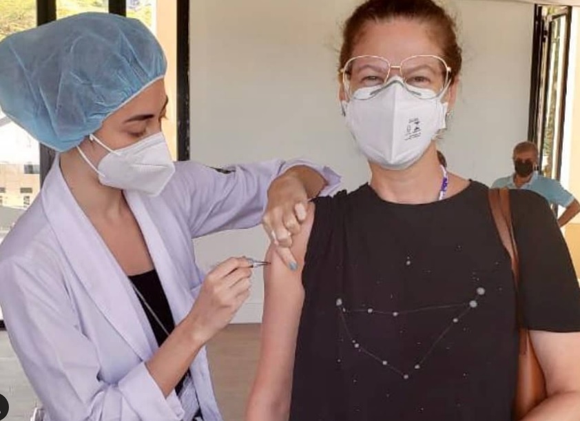 Patrícia Pillar toma AstraZeneca e alfineta recusa de Fernanda Torres