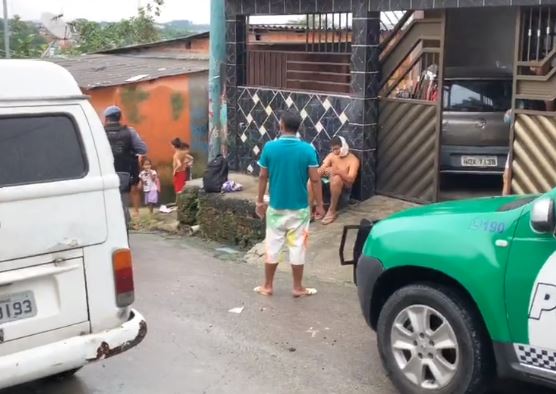 Homem tem orelha decepada ao ser atacado a terçadadas por vizinho em Manaus