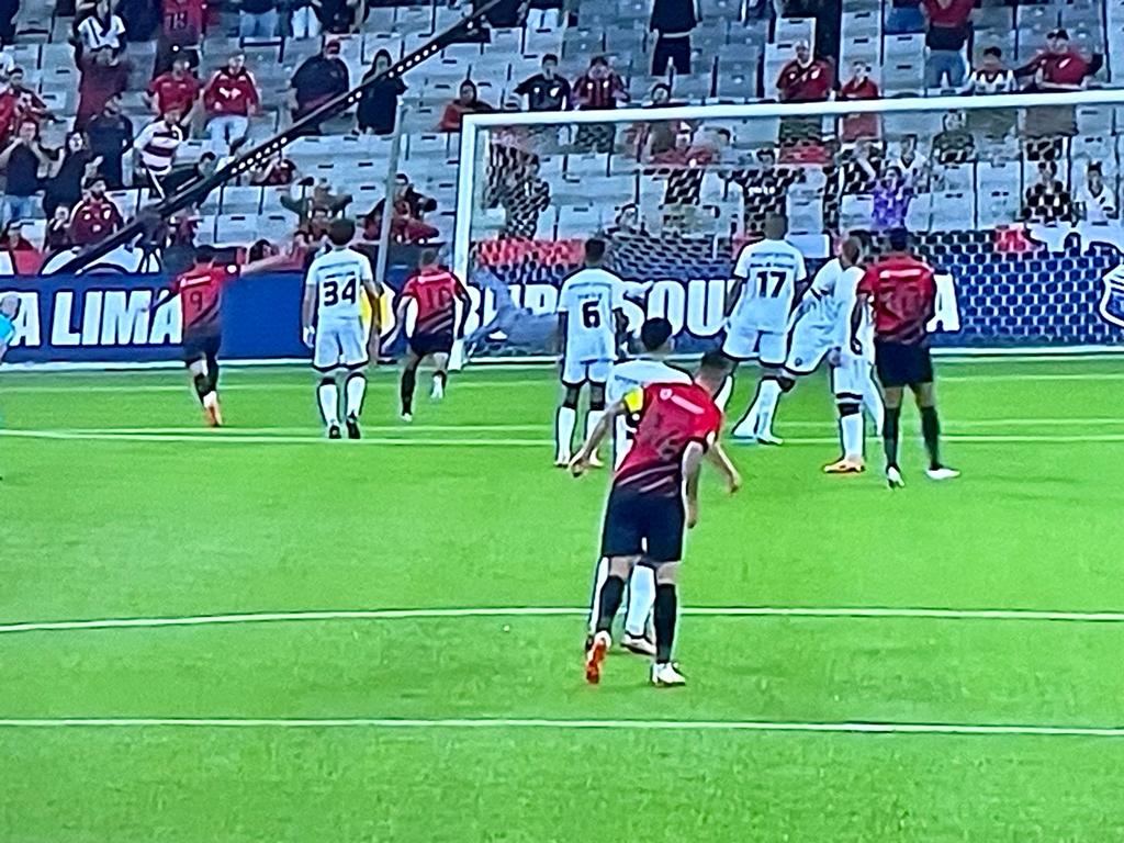 Athletico aplica lei do ex e vence Botafogo no Brasileiro