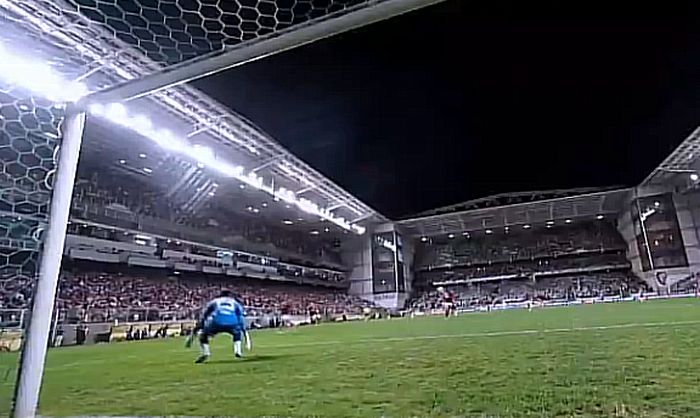 Arrascaeta resolve, e Flamengo vence Atlético-MG de virada no Brasileirão