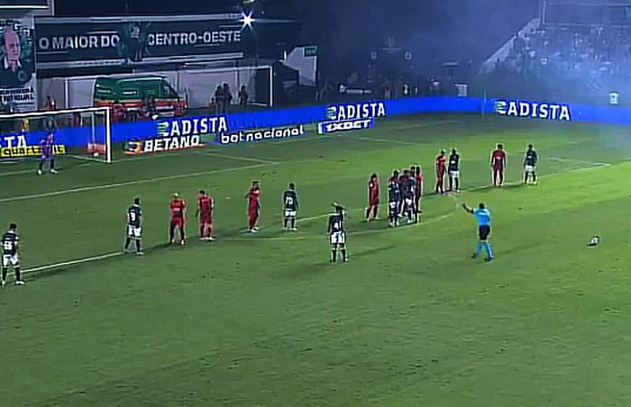 Athletico e Goiás empatam em jogo com golaço de Vitor Roque no Brasileirão
