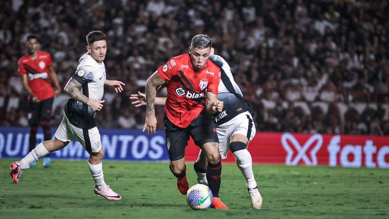 Corinthians cede empate a Atlético-GO em jogo com Yuri inspirado e expulsão