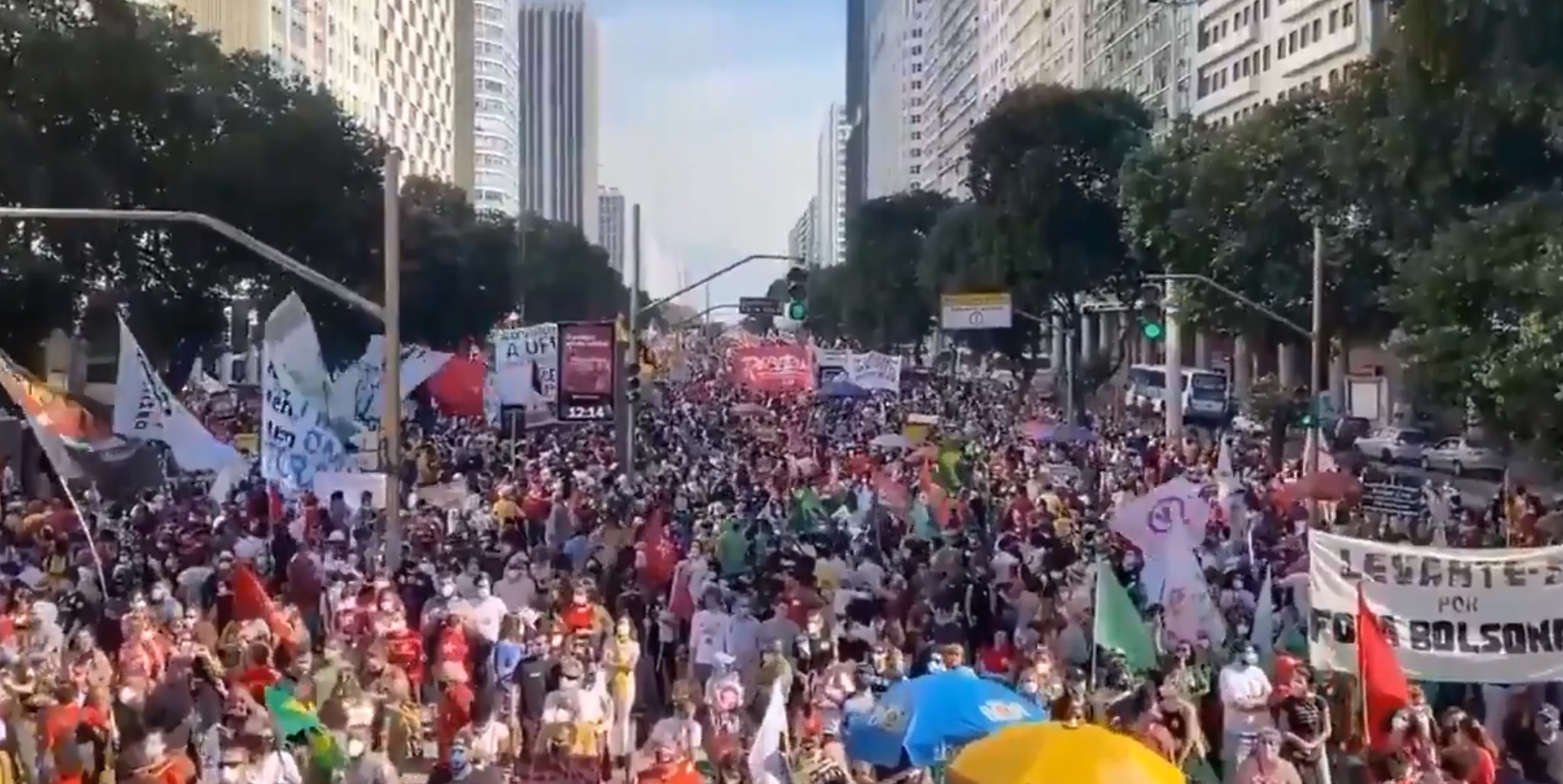 Manifestações pelo Brasil pedem impeachment de Bolsonaro; vídeos