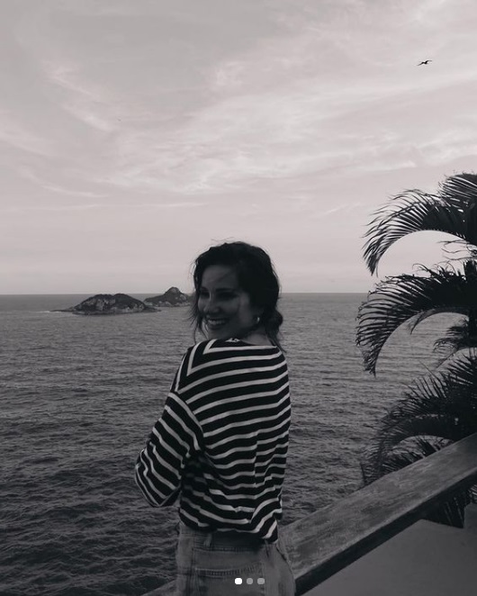 Atriz de Grey’s Anatomy é flagrada em praia no Brasil