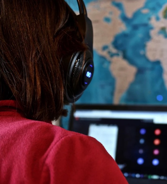 Padrasto agride adolescente durante aula online e câmera flagra tudo