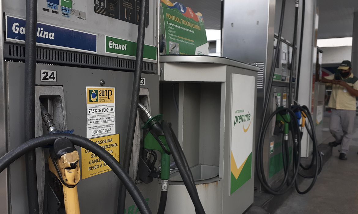 Petrobras sobe preço da gasolina em 16,3% e do diesel, em 25,8%