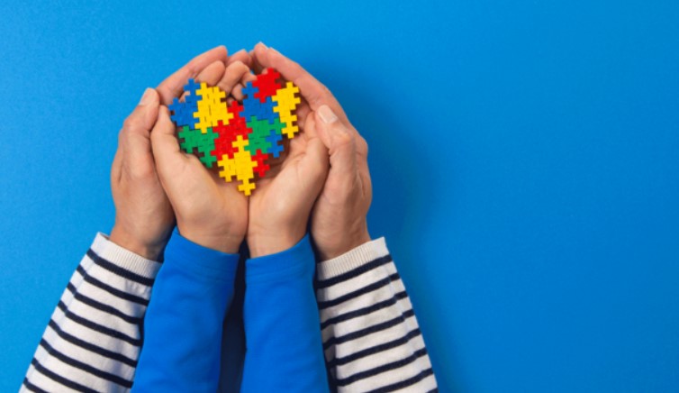 Mãe de autista reduz jornada de trabalho sem alteração de salário