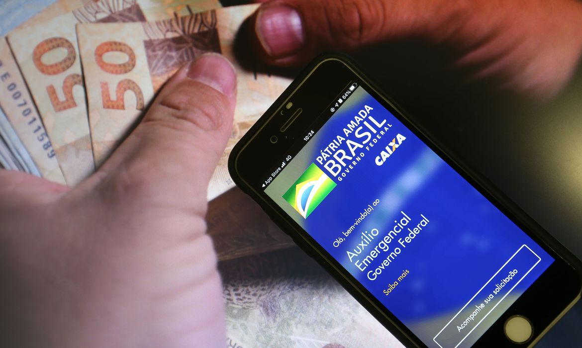 Trabalhadores nascidos em agosto podem sacar auxílio emergencial