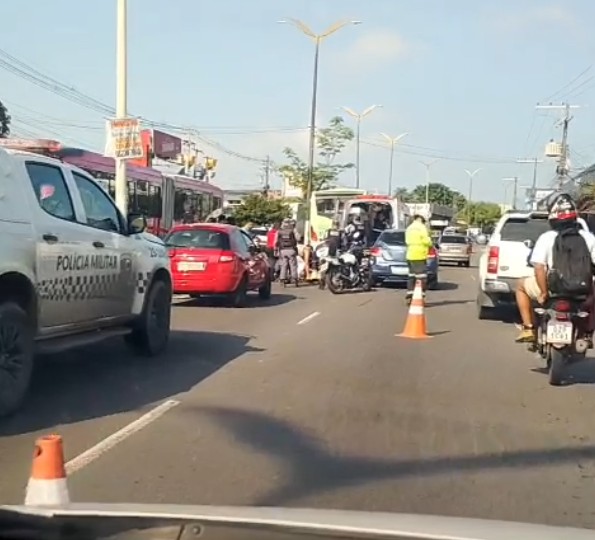 Motociclista fica ferido ao ser atingido por ônibus na Av. Max Teixeira