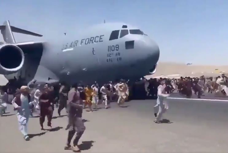 Restos humanos são achados em trem de pouso de avião que saiu de Cabul