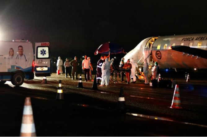 Covid: 13 pacientes de Parintins são transferidos para hospital de Manaus