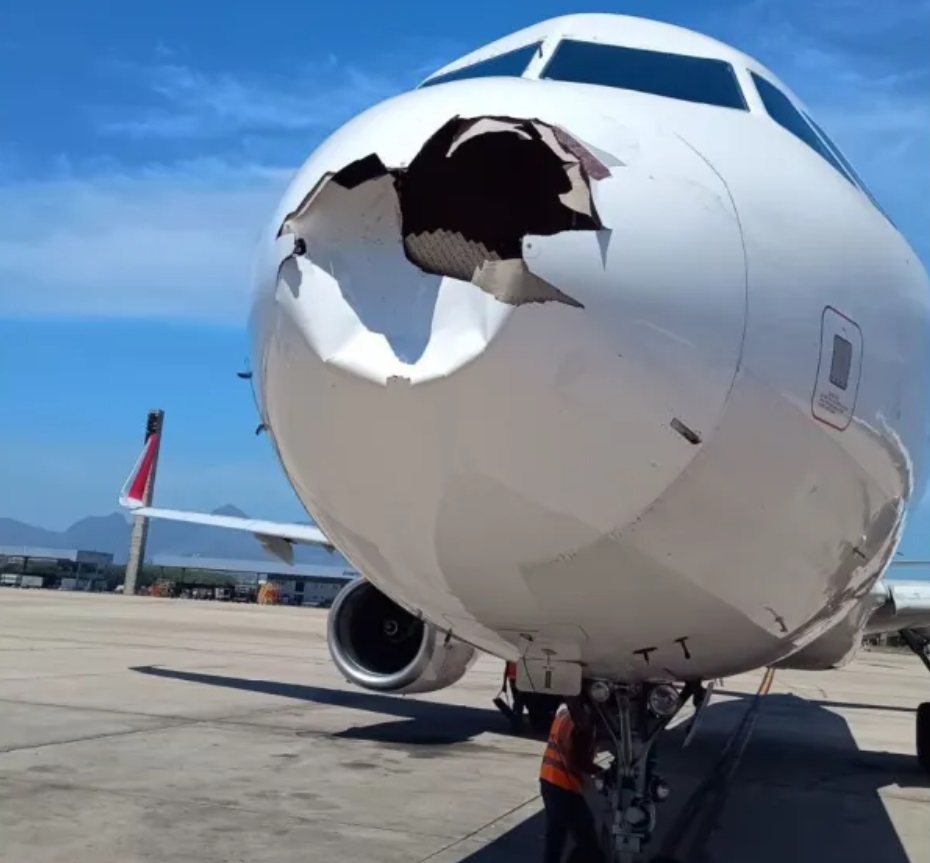 Avião da Latam colide com pássaro, perde o nariz e retorna a aeroporto