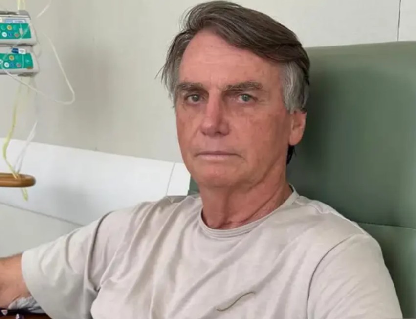 Bolsonaro sai de casa escoltado para realizar exame em Brasília