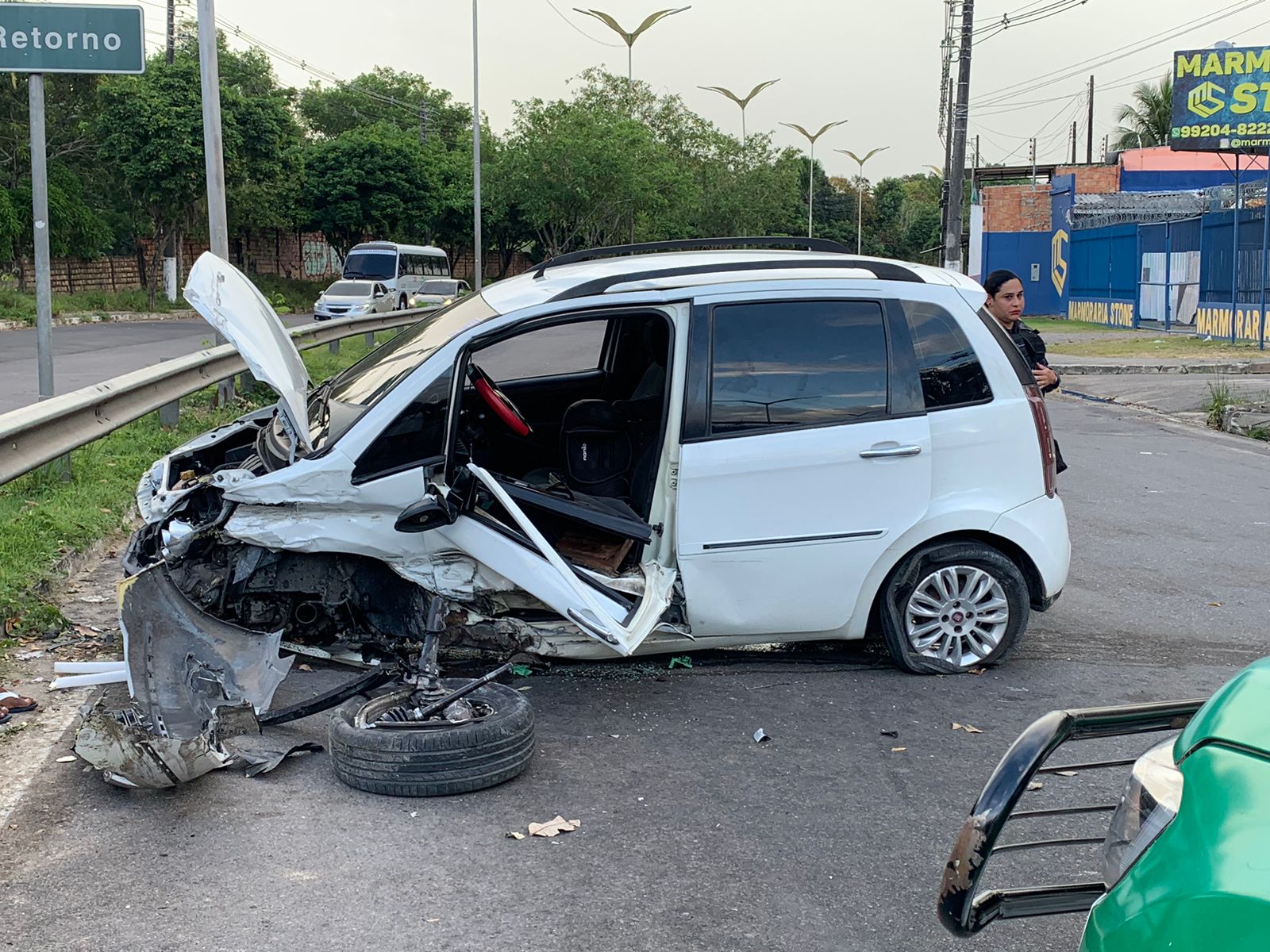 Motorista fica preso às ferragens após acidente de carro em Manaus