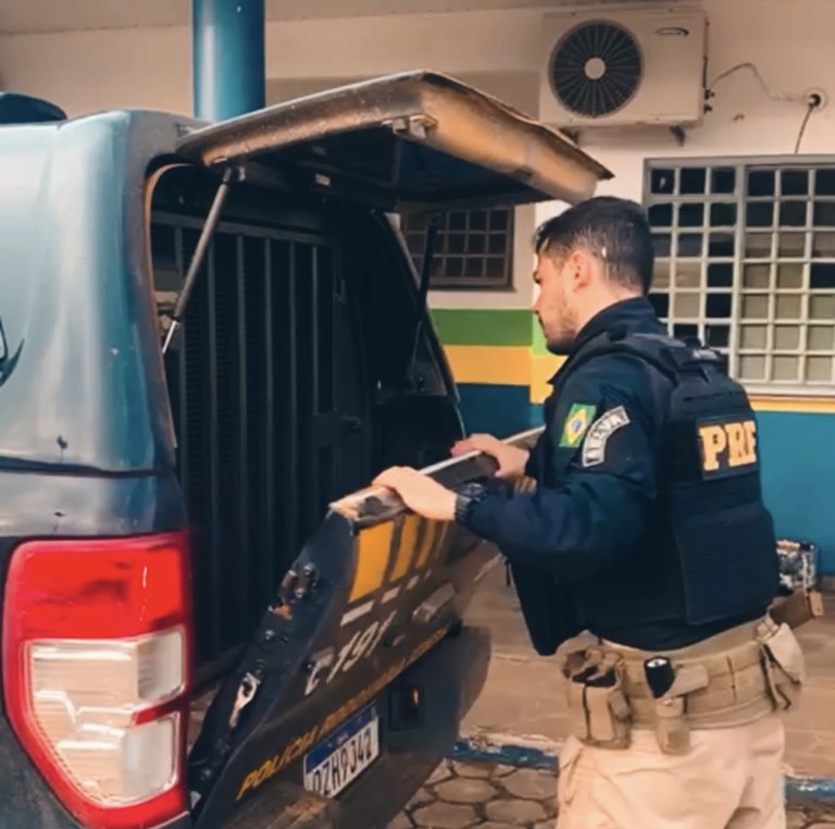 Passageiro é preso em ônibus com pornografia infantil na BR-319