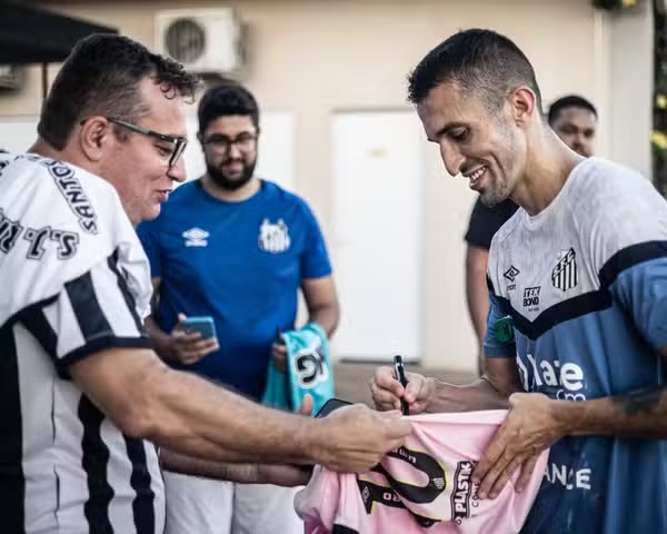 De desconhecido a xodó de Neymar, Schmidt se reinventa e surpreende Santos