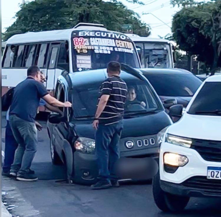 Carro despenca dentro de bueiro sem tampa na Av. Djalma Batista 