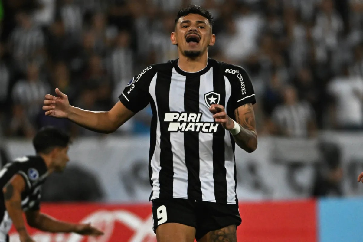 Botafogo liquida o Fluminense em 2 minutos e volta a vencer após 5 jogos