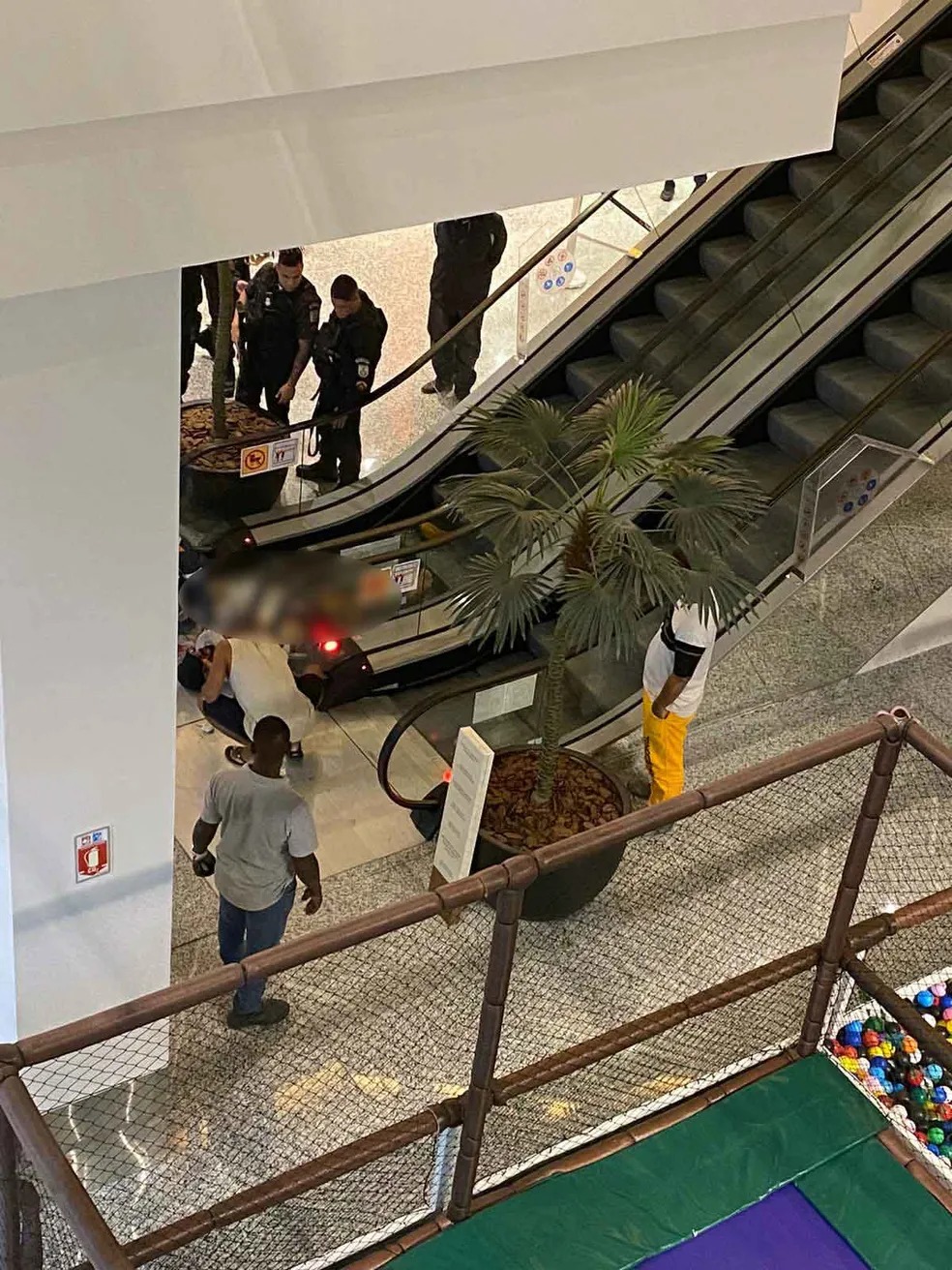 Homem é assassinado em escada rolante e crime causa correria em shopping