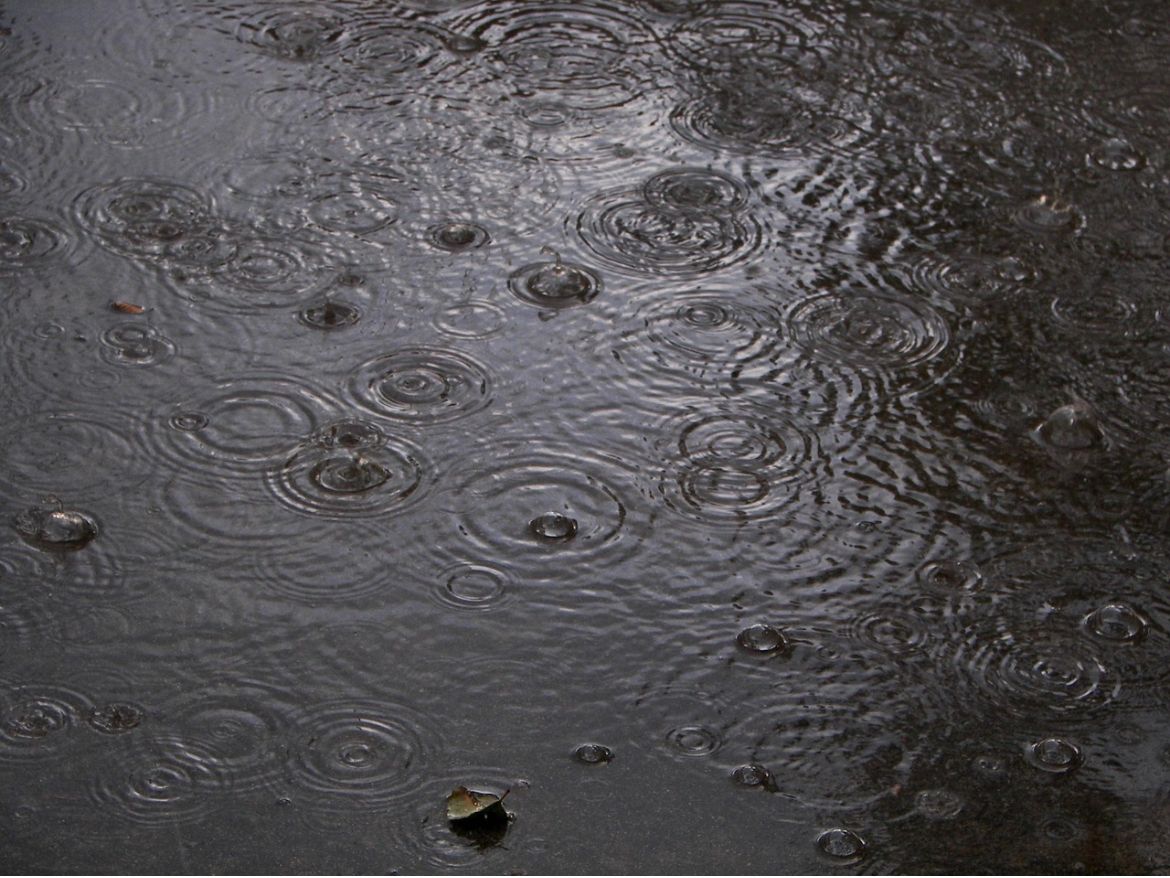 Desabamento é registrado durante forte chuva em Manaus