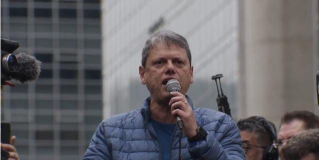 Tarcísio cobra anistia, pressiona Motta, ataca STF e chama Moraes de ditador e tirano