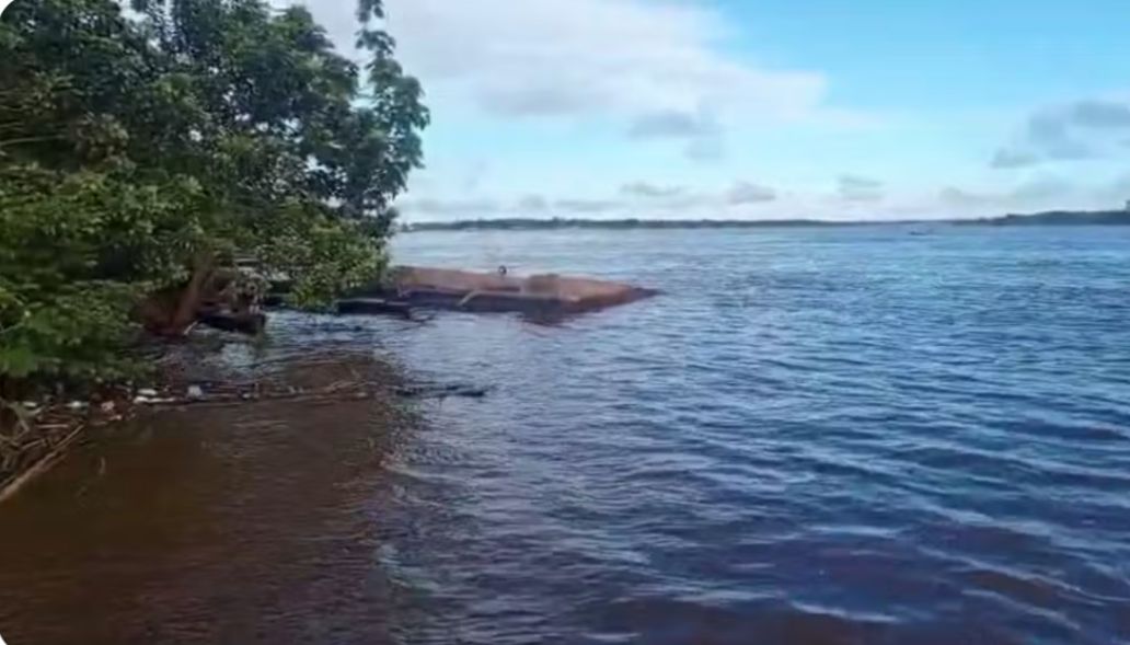 Balsa afunda e deixa município do Amazonas sem abastecimento de água
