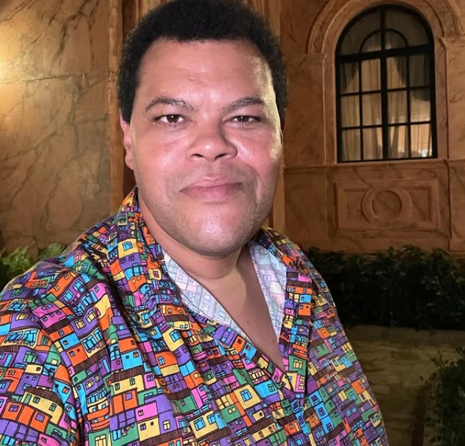 Ex-bbb Babu Santana capota carro em acidente no Rio de Janeiro