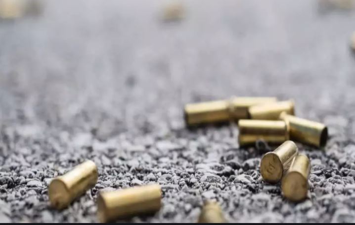 Amigos são 'fuzilados' enquanto bebiam na frente de mercadinho em Manaus