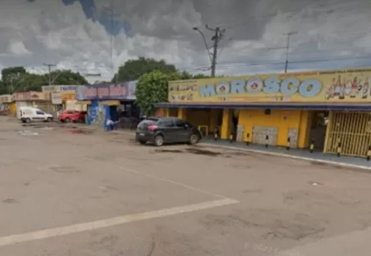 Homem é morto a facadas ao defender mulher em bar