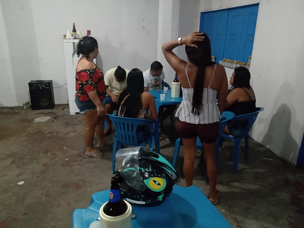 Comerciante é preso após fingir não escutar ordem para fechar bar em Manaus