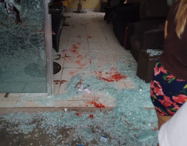 Criminosos atacam barbearia e deixam homem baleado em Manaus