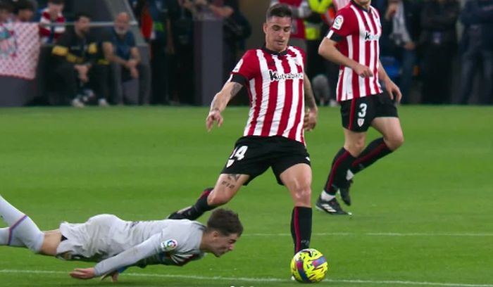 Raphinha marca, Barcelona vence e alivia crise por escândalo de arbitragem