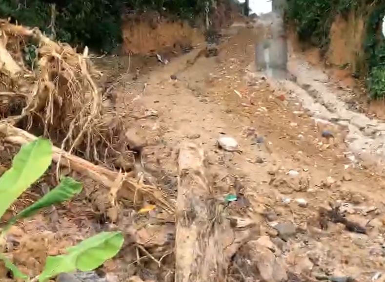 Barranco desliza durante chuva e invade casas em comunidade de Manaus
