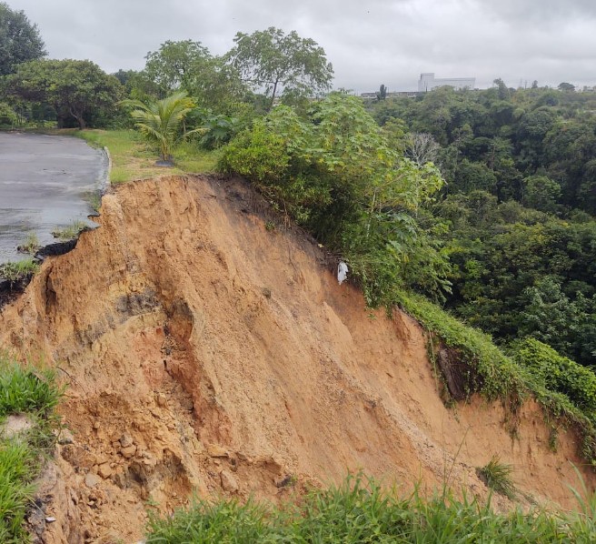 Barranco desliza e ameaça soterrar duas casas em Manaus 