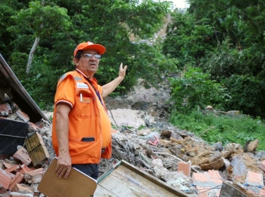 Desabamento de casa e deslizamento de barranco assustam moradores em Manaus