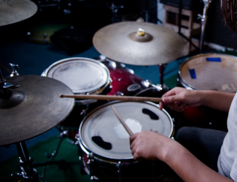 Pastor é preso por abusar de criança durante aulas de bateria em Manaus