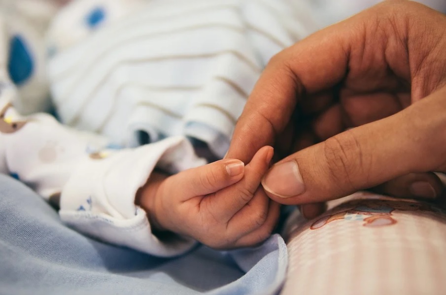 Bebê sofre traumatismo craniano após cair durante parto em maternidade