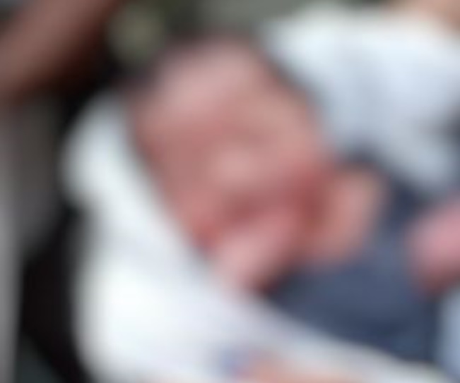 Bebê é quase triturado após ser abandonado em lixeira