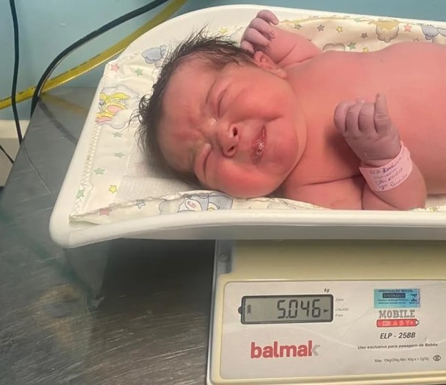 'Superbebê' nasce em hospital com mais de 5 kg e surpreende médicos