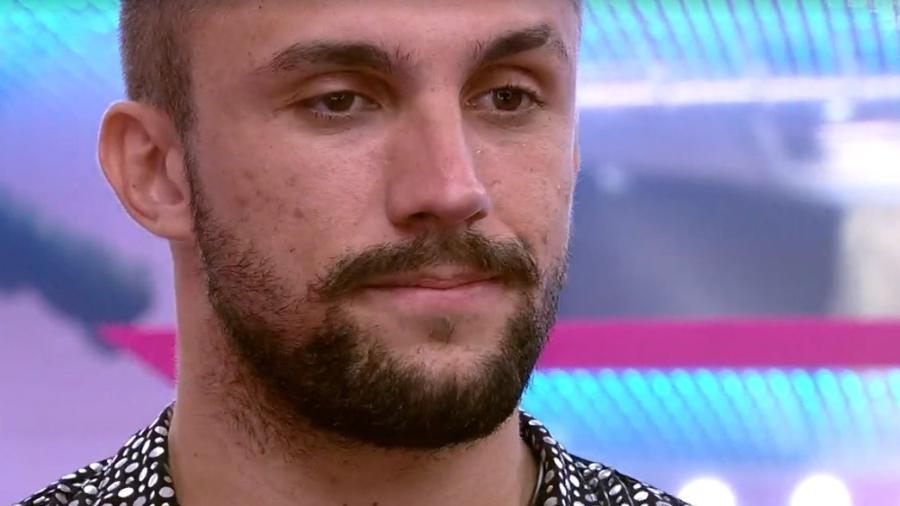 Arthur se declara para Carla e sister responde: 'babaca'