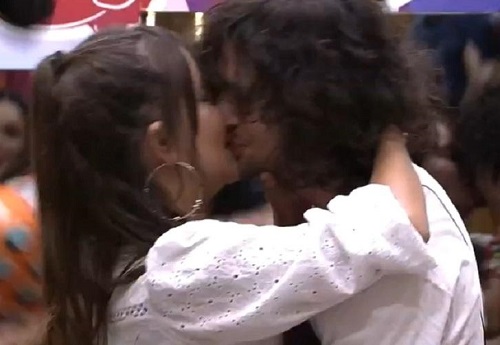 Sem química, Fiuk dá selinho em Thaís ao ser pressionado na festa do BBB21