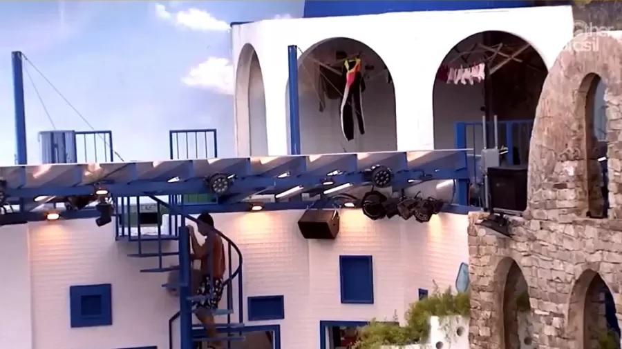 Veja como é o ‘puxadinho’ onde os brothers penduram as roupas no BBB