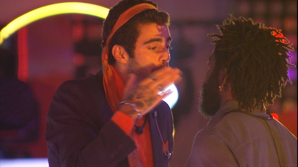 Emparedados, Scooby e DG trocam declarações em noite de festa no BBB22