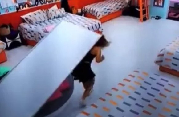Vídeo: cenário do BBB desaba na cabeça de participante